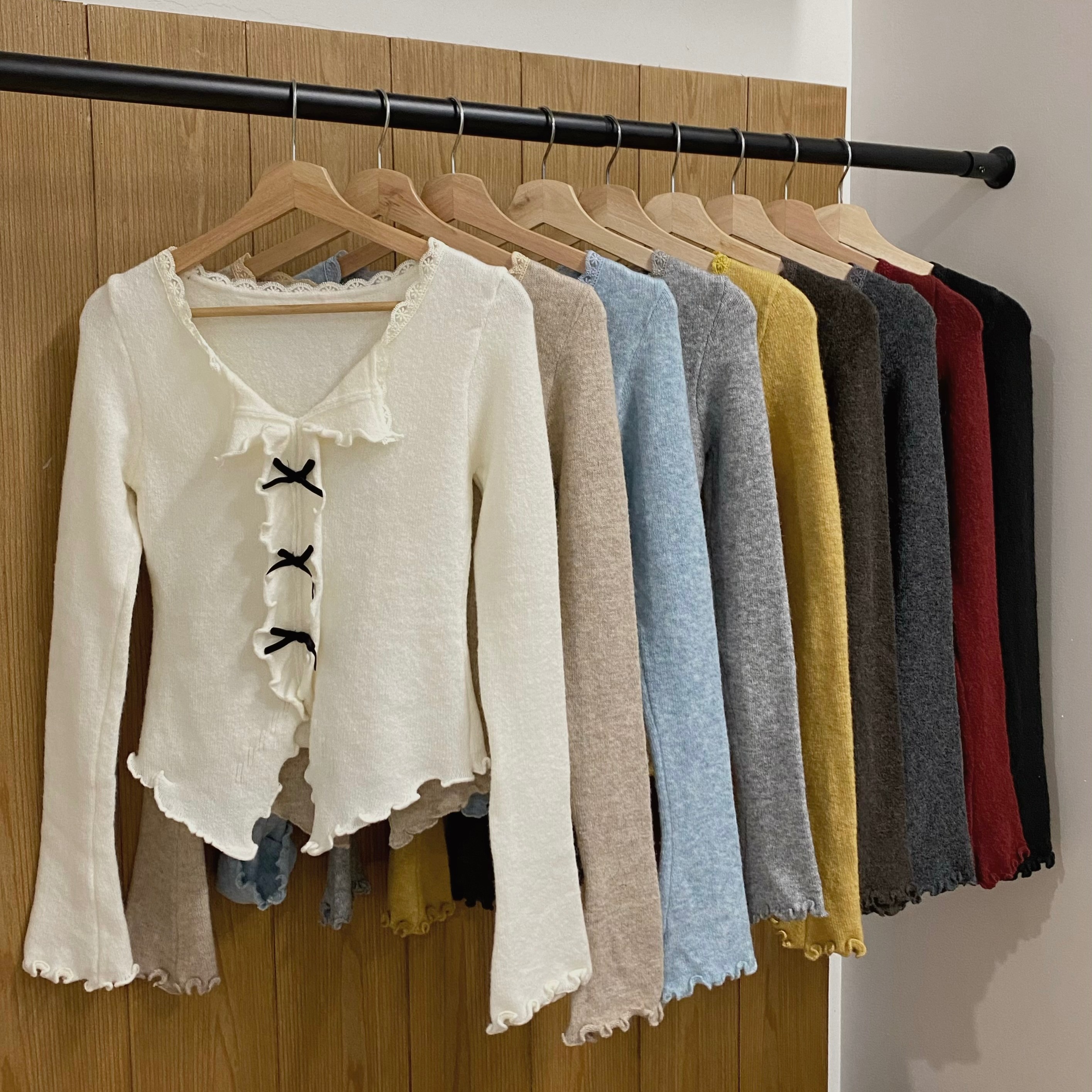 Maglione Scollo a V con Fiocco e Bordo Ondulato